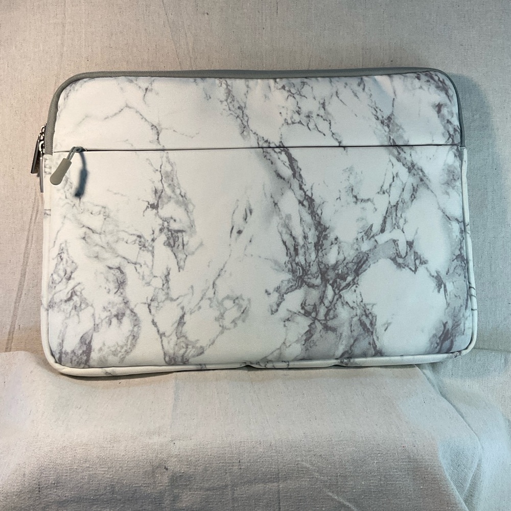 Laptop Case  - White and Gray Marble 
EXCELLENT CONDITION